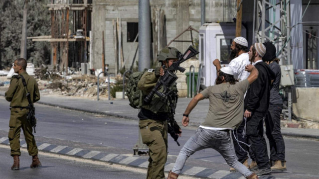 Photo of Israeli police clash with settlers